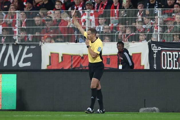 01 11 2025, xtgx, Fußball 1 Bundesliga, 1 FC Union Berlin SC Freiburg emspor, v l Schiedsrichter, Schiri, referee Sören Storks takes goal back from Andrej Ilic Union Berlin, 23, VAR, Videobeweis DFL DFB REGULATIONS PROHIBIT ANY USE OF PHOTOGRAPHS as IMAGE SEQUENCES and or QUASI VIDEO Berlin