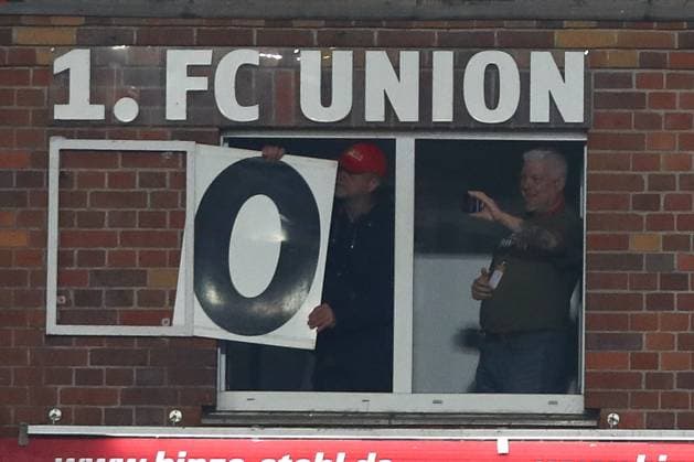 01 11 2025, xtgx, Fußball 1 Bundesliga, 1 FC Union Berlin SC Freiburg emspor, v l on the scoreboard the 1 0 is replaced by a 0 0 again, goal by Andrej Ilic Union Berlin, 23 was disallowed DFL DFB REGULATIONS PROHIBIT ANY USE OF PHOTOGRAPHS as IMAGE SEQUENCES and or QUASI VIDEO Berlin