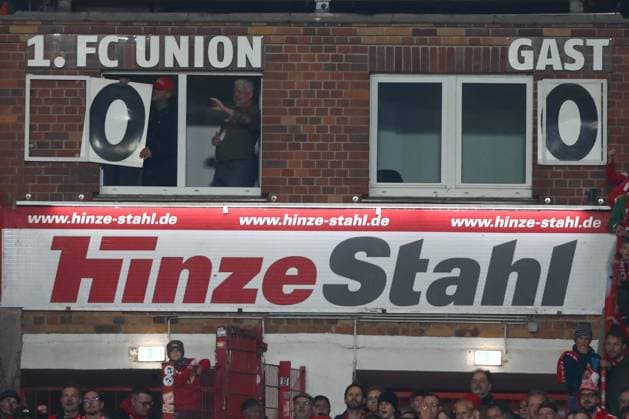 01 11 2025, xtgx, Fußball 1 Bundesliga, 1 FC Union Berlin SC Freiburg emspor, v l on the scoreboard the 1 0 is replaced by a 0 0 again, goal by Andrej Ilic Union Berlin, 23 was disallowed DFL DFB REGULATIONS PROHIBIT ANY USE OF PHOTOGRAPHS as IMAGE SEQUENCES and or QUASI VIDEO Berlin