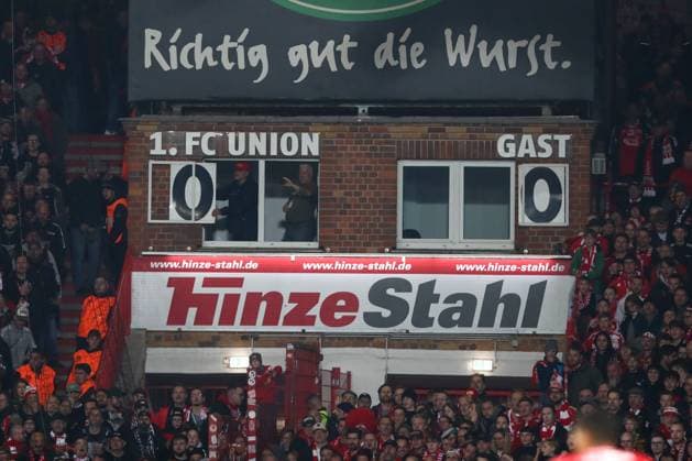 01 11 2025, xtgx, Fußball 1 Bundesliga, 1 FC Union Berlin SC Freiburg emspor, v l on the scoreboard the 1 0 is replaced by a 0 0 again, goal by Andrej Ilic Union Berlin, 23 was disallowed DFL DFB REGULATIONS PROHIBIT ANY USE OF PHOTOGRAPHS as IMAGE SEQUENCES and or QUASI VIDEO Berlin