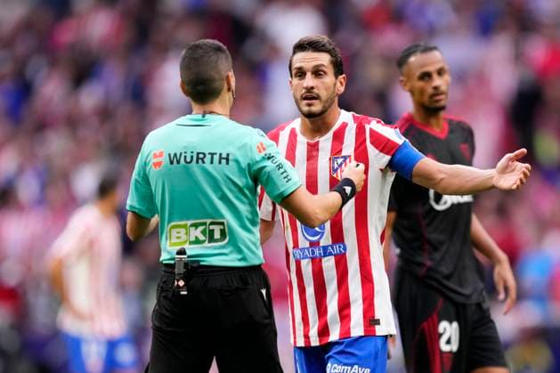Atletico de Madrid v Sevilla FC - LaLiga EA Sports Koke Resurreccion central midfield of Atletico de Madrid and Spain protest to referee during the La Liga EA Sports match between Atletico de Madrid and Sevilla FC at Riyadh Air Metropolitano on November 1, 2025 in Madrid, Spain. Madrid Spain  Copyright: xJosexBretonx originalFilename:bretonhernandez-atletico251101_npXQz.jpg
