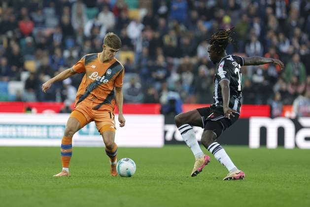 Foto IPP Mattia Radoni Udine 01 11 2025 Campionato di calcio Serie A 2025 26 Udinese vs Atalanta nella foto: Atalanta’s CHARLES DE KETELAERE in action against Udinese’s Oumar Solet Udine italy ITALY  Copyright: xR4924_italyphotopressx