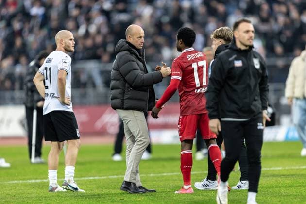 Football, Season 2025 2026, 3 Liga, Donaustadion Ulm, Matchday 13, SSV Ulm 1846 Football VfB Stuttgart II, 01 11 2025 01 11 2025, Football, Season 2025 2026, 3 Liga, Donaustadion Ulm, Matchday 13, SSV Ulm 1846 Football VfB Stuttgart II, from l 21 Marcel Seegert SSV Ulm 1846 Fußball , Managing Director Markus Thiele SSV Ulm 1846 Fußball , 17 Abdenego Nankishi VfB Stuttgart II Photo Lucca Fundel Ulm Donaustadion Baden Württemberg Germany