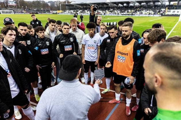 Football, Season 2025 2026, 3 Liga, Donaustadion Ulm, Matchday 13, SSV Ulm 1846 Football VfB Stuttgart II, 01 11 2025 01 11 2025, Football, Season 2025 2026, 3 Liga, Donaustadion Ulm, Matchday 13, SSV Ulm 1846 Football VfB Stuttgart II, Team circle Team Team circle Team with the fans f l 23 Max Brandt SSV Ulm 1846 Football , 43 Leon Dajaku SSV Ulm 1846 Football , Interim coach Moritz Glasbrenner SSV Ulm 1846 Football , 7 Ensar Aksakal SSV Ulm 1846 Football , 27 Lukas Mazagg SSV Ulm 1846 Fußball , 32 Niklas Kölle SSV Ulm 1846 Fußball , 12 Marvin Seybold SSV Ulm 1846 Fußball , U19 player 33 Evan Brown SSV Ulm 1846 Fußball , 19 Jonathan Meier SSV Ulm 1846 Fußball , 9 Lucas Röser SSV Ulm 1846 Fußball , 17 Paul Philipp Besong SSV Ulm 1846 Fußball The Ulm fans call on the team to fight in the coming weeks Photo Lucca Fundel Ulm Donaustadion Baden Württemberg Germany