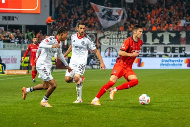 Marvin Pieringer FC Heidenheim, 18 passes two Frankfutern, GER, 1 FC Heidenheim 1846 vs Eintracht Frankfurt, Football, 1 Bundesliga, Matchday 9, Season 2025 2026, 01 11 2025, DFL REGULATES PROHIBIT ANY USE OF PHOTOGRAPHS AS IMAGE SEQUENCES AND OR QUASI VIDEO, GER, 1 FC Heidenheim 1846 vs Eintracht Frankfurt, Football, 1 Bundesliga, Matchday 9, Season 2025 2026, 01 11 2025, Heidenheim Copyright: xEibner-Pressefoto EdwardxCheungx EP_ECG