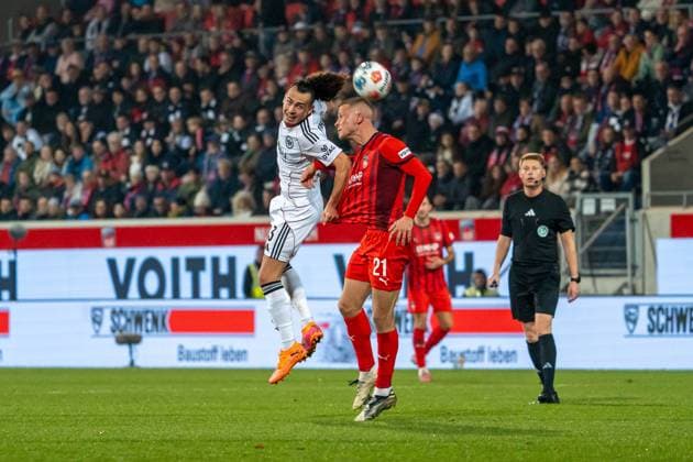 Header duel between Arthur Theate Eintracht Frankfurt, 03 and Adrian Beck FC Heidenheim, 21 , GER, 1 FC Heidenheim 1846 vs Eintracht Frankfurt, Football, 1 Bundesliga, Matchday 9, Season 2025 2026, 01 11 2025, DFL REGULATIONS PROHIBIT ANY USE OF PHOTOGRAPHS AS IMAGE SEQUENCES AND OR QUASI VIDEO, GER, 1 FC Heidenheim 1846 vs Eintracht Frankfurt, Football, 1 Bundesliga, Matchday 9, Season 2025 2026, 01 11 2025, Heidenheim Copyright: xEibner-Pressefoto EdwardxCheungx EP_ECG