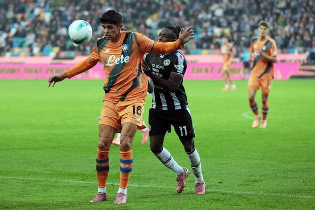 Atalanta s Raoul Bellanova fights for the ball with UdineseÕs Hassane Kamara during the Serie A soccer match between Udinese and Atalanta at the Bluenergy Stadium in Udine, north east Italy - Saturday, November 01,2025 - soccer  Copyright: xAndreaxBressanutti LaPressex