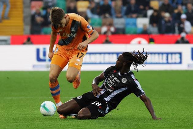 Atalanta s Charles De Ketelaere fights for the ball with Udinese s Oumar Solet during the Serie A soccer match between Udinese and Atalanta at the Bluenergy Stadium in Udine, north east Italy - Saturday, November 01,2025 - soccer  Copyright: xAndreaxBressanutti LaPressex