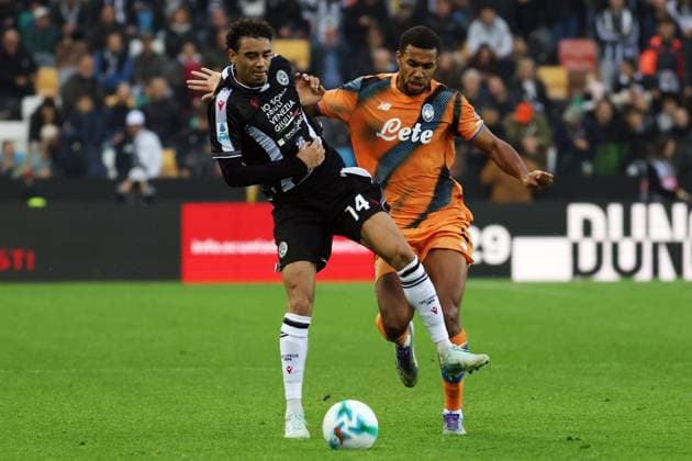 Udinese s Arthur Atta fights for the ball with Atalanta s Isak Hien during the Serie A soccer match between Udinese and Atalanta at the Bluenergy Stadium in Udine, north east Italy - Saturday, November 01,2025 - soccer  Copyright: xAndreaxBressanutti LaPressex
