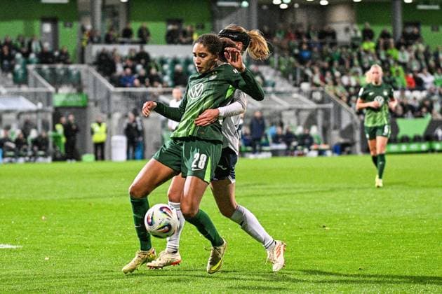 Soccer I Women I Season 2025 2026 I Bundesliga I Matchday 8 I VfL Wolfsburg TSG Hoffenheim I 01 11 2025 Duel Cora Zicai 28, VfL Wolfsburg and Wianda Douma 13, TSG Hoffenheim Wolfsburg AOK Stadium Lower Saxony Germany Copyright: xLobeca InesxHähnelx