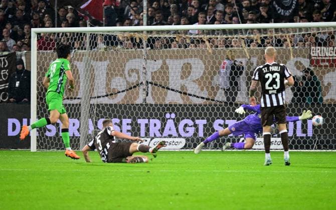 Soccer I Men I 1 Bundesliga l FC St Pauli Borussia Moenchengladbach I 09 Matchday I Season 2025 2026 I St Pauli I 01 11 2025 I v l Machino Shuto Bor Moenchengladbach makes it 3 0 against Wahl Hauke St Pauli and Vasilj Nikola St Pauli , Sportplatz Millerntor Stadion, St Pauli Hamburg Germany