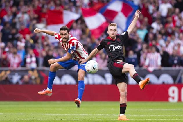 LA LIGA EA Sports - Atletico de Madrid vs Sevilla MADRID,SPAIN - 1 November:Peque Fernandez of Sevilla and Koke Resurreccion of Atletico de Madrid fight for the ball during the La Liga 2025 26 match between Atletico de Madrid and Sevilla at Riyadh Air Metropolitano Stadium. (Photo by Guille Martinez f22photo) Madrid Riyadh Air Metropolitano Stadium Spain Copyright: xGuillermoxMartinezx