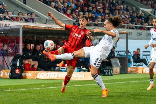 Duel between Jan Schoeppner FC Heidenheim, 03 and Arthur Theate Eintracht Frankfurt, 03 , GER, 1 FC Heidenheim 1846 vs Eintracht Frankfurt, Football, 1 Bundesliga, Matchday 9, Season 2025 2026, 01 11 2025, DFL REGULATIONS PROHIBIT ANY USE OF PHOTOGRAPHS AS IMAGE SEQUENCES AND OR QUASI VIDEO, GER, 1 FC Heidenheim 1846 vs Eintracht Frankfurt, Football, 1 Bundesliga, Matchday 9, Season 2025 2026, 01 11 2025, Heidenheim Copyright: xEibner-Pressefoto EdwardxCheungx EP_ECG
