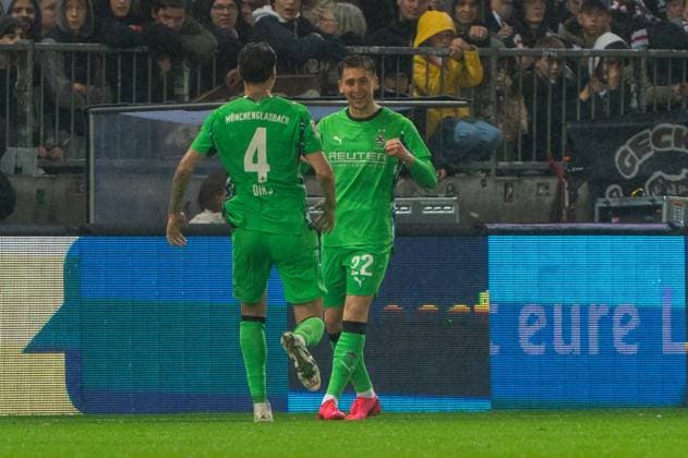 Goal to 0 4 Oscar Fraulo Borussia Moenchengladbach, 22 cheers with Kevin Diks Borussia Moenchengladbach, 04 , GER, FC St Pauli vs Borussia Moenchengladbach, Football, Bundesliga, Matchday 9, Season 2025 2026, 01 11 2025 DFL REGULATES PROHIBIT ANY USE OF PHOTOGRAPHS AS IMAGE SEQUENCES AND OR QUASI VIDEO GER, FC St Pauli vs Borussia Moenchengladbach, Football, Bundesliga, Matchday 9, Season 2025 2026, 01 11 2025 Hamburg Copyright: xEibner-Pressefoto MaxxVincenx EP_MVN