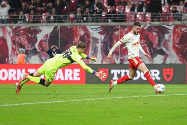 RB Leipzig vs VfB Stuttgart, 01 11 2025 LEIPZIG, GERMANY NOVEMBER 1 Romulo Cardoso da Cruz 40, RB Leipzig scores a goal against goalkeeper Alexander Nübel 33, VfB Stuttgart during the Bundesliga match between RB Leipzig vs VfB Stuttgart at Red Bull Arena on matchday 9 of Bundesliga 1 on November 1, 2025 in Leipzig, Germany DFL REGULATIONS PROHIBIT ANY USE OF PHOTOGRAPHS AS IMAGE SEQUENCES AND OR QUASI VIDEO Copyright: xBEAUTIFULxSPORTS JanxKaeferx