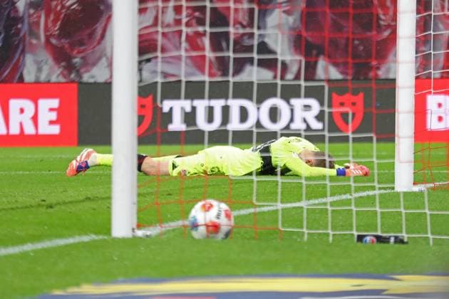 RB Leipzig vs VfB Stuttgart, 01 11 2025 LEIPZIG, GERMANY NOVEMBER 1 Goalkeeper Alexander Nübel 33, VfB Stuttgart disappointed on the ground after scoring during the Bundesliga match between RB Leipzig vs VfB Stuttgart at Red Bull Arena on matchday 9 of Bundesliga 1 on November 1, 2025 in Leipzig, Germany DFL REGULATIONS PROHIBIT ANY USE OF PHOTOGRAPHS AS IMAGE SEQUENCES AND OR QUASI VIDEO Copyright: xBEAUTIFULxSPORTS JanxKaeferx