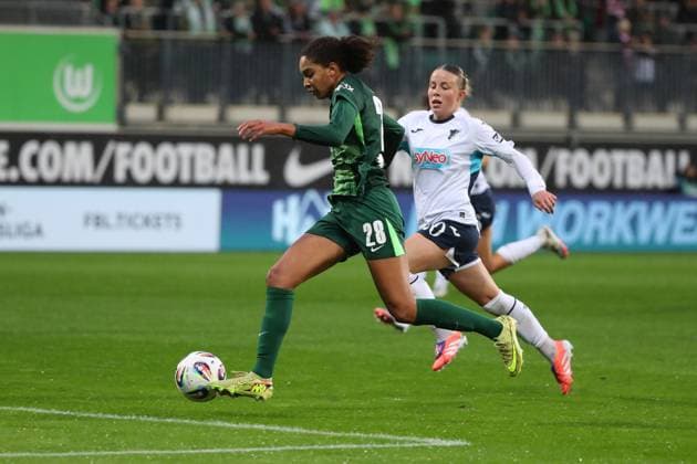 VfL Hoffenheim, BL Frauen Wolfsburg, 01 11 2025, FUßBALL VfL Wolfsburg vs TSG 1899 Hoffenheim, Google Pixel Frauen Bundesliga, Saison 2025 26 Cora Zicai VfL Wolfsburg , Laura Gloning TSG 1899 Hoffenheim Wolfsburg