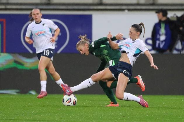 VfL Hoffenheim, BL Frauen Wolfsburg, 01 11 2025, FUßBALL VfL Wolfsburg vs TSG 1899 Hoffenheim, Google Pixel Frauen Bundesliga, Saison 2025 26 Justine Kielland VfL Wolfsburg , Jill Janssens TSG 1899 Hoffenheim Wolfsburg
