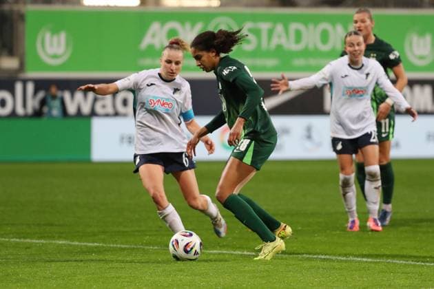 VfL Hoffenheim, BL Frauen Wolfsburg, 01 11 2025, FUßBALL VfL Wolfsburg vs TSG 1899 Hoffenheim, Google Pixel Frauen Bundesliga, Saison 2025 26 Vanessa Diehm TSG 1899 Hoffenheim , Cora Zicai VfL Wolfsburg Wolfsburg