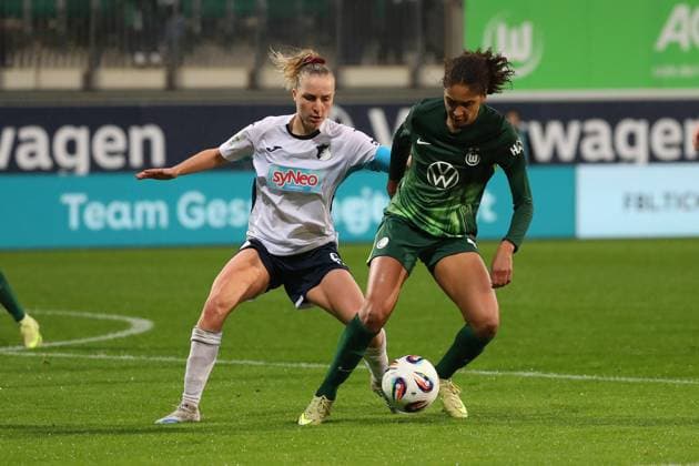VfL Hoffenheim, BL Frauen Wolfsburg, 01 11 2025, FUßBALL VfL Wolfsburg vs TSG 1899 Hoffenheim, Google Pixel Frauen Bundesliga, Saison 2025 26 Vanessa Diehm TSG 1899 Hoffenheim , Cora Zicai VfL Wolfsburg Wolfsburg