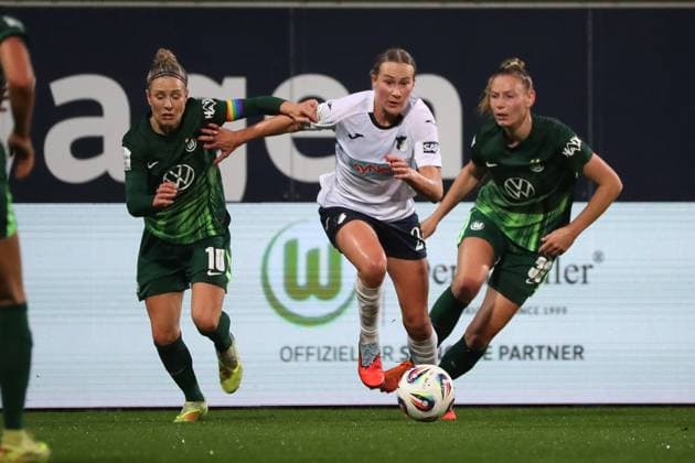 VfL Hoffenheim, BL Frauen Wolfsburg, 01 11 2025, FUßBALL VfL Wolfsburg vs TSG 1899 Hoffenheim, Google Pixel Frauen Bundesliga, Saison 2025 26 Svenja Huth VfL Wolfsburg , Laura Gloning TSG 1899 Hoffenheim , Sarai Linder VfL Wolfsburg Wolfsburg