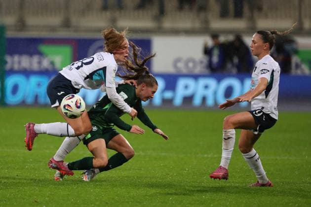 VfL Hoffenheim, BL Frauen Wolfsburg, 01 11 2025, FUßBALL VfL Wolfsburg vs TSG 1899 Hoffenheim, Google Pixel Frauen Bundesliga, Saison 2025 26 Valesca Ampoorter TSG 1899 Hoffenheim , Janou Levels VfL Wolfsburg Wolfsburg