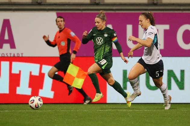 VfL Hoffenheim, BL Frauen Wolfsburg, 01 11 2025, FUßBALL VfL Wolfsburg vs TSG 1899 Hoffenheim, Google Pixel Frauen Bundesliga, Saison 2025 26 Svenja Huth VfL Wolfsburg , Jamilla Rankin TSG 1899 Hoffenheim Wolfsburg