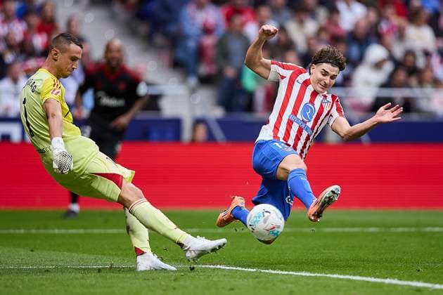 Alvaro Fernandez (Sevilla FC) and Julian Alvarez (Atletico de Madrid) battle for the ball during the LaLiga EA Sports match between AtlÃ tico Madrid v Sevilla FC at Estadio Riyadh Air Metropolitano on November 1, 2025 in Madrid, Spain. (Photo by Manu Reino DeFodi Images) Alvaro Fernandez Sevilla FC and Julian Alvarez Atletico de Madrid battle for the ball during the LaLiga EA Sports match between AtlÃ tico Madrid v Sevilla FC at Estadio Riyadh Air Metropolitano on November 1, 2025 in Madrid, Spain Photo by Manu Reino DeFodi Images
