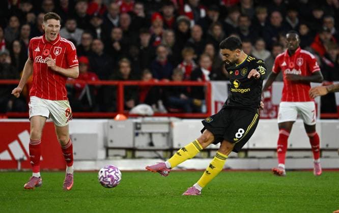 Nottingham Forest v Manchester United, ManU , Nottingham, UK - 1st Nov 2025 Bruno Fernandes of Manchester United hits the post during the English Premier League match between Nottingham Forest and Manchester United at The City Ground, Nottingham on 1st Nov 2025 Nottingham The City Ground Nottinghamshire GBR Copyright: xGeorgexWass PPAUKx PPA-226838
