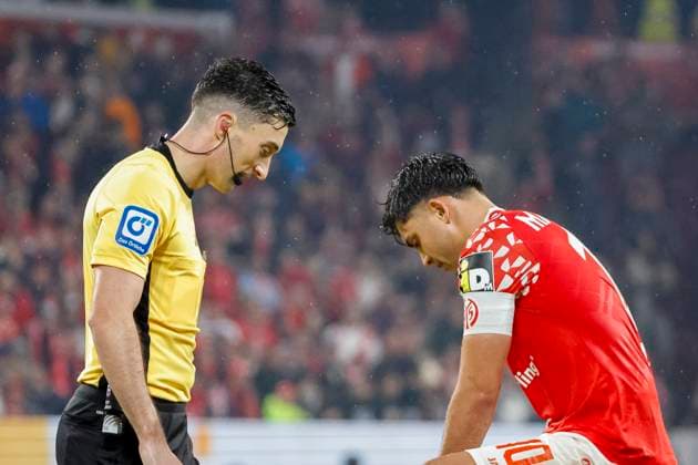 Referees Florian Badstübner and Nadiem Amiri 1 FSV Mainz, 10 , Germany, Football, 1 Bundesliga, Matchday 9, 2025 2026, 1 FSV Mainz vs Werder Bremen, 01 11 2025, Mewa Arena, Mainz, Germany Mainz Mewa Arena Rheinland Pfalz Germany Copyright: xGrantxHubbsx