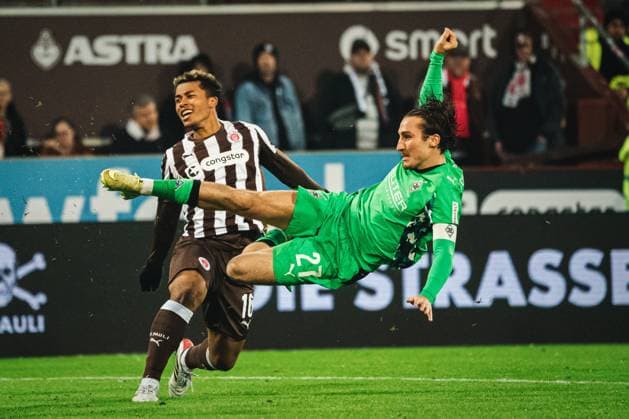 1 Bundesliga FC St Pauli Borussia Mönchengladbach, 01 11 25 Rocco Reitz (Borussia Mönchengladbach, 27) in the side position Football, 1 Bundesliga 2025 2026, 9 Matchday FC St Pauli Borussia Mönchengladbach on 01 11 2025 at Millerntor Stadion, Hamburg DFB DFL REGULATIONS PROHIBIT ANY USE OF PHOTOGRAPHS AS IMAGE SEQUENCES AND OR QUASI VIDEO Copyright: xBEAUTIFULxSPORTS Tonhäuserx