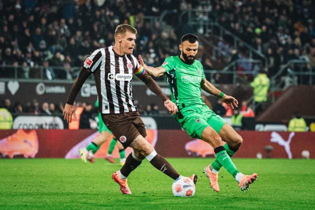 1 Bundesliga FC St Pauli Borussia Mönchengladbach, 01 11 25 Eric Smith FC St Pauli, 8 in duel with Franck Honorat Borussia Mönchengladbach, 9 Football, 1 Bundesliga 2025 2026, 9 Matchday FC St Pauli Borussia Mönchengladbach on 01 11 2025 at Millerntor Stadion, Hamburg DFB DFL REGULATIONS PROHIBIT ANY USE OF PHOTOGRAPHS AS IMAGE SEQUENCES AND OR QUASI VIDEO Copyright: xBEAUTIFULxSPORTS Tonhäuserx