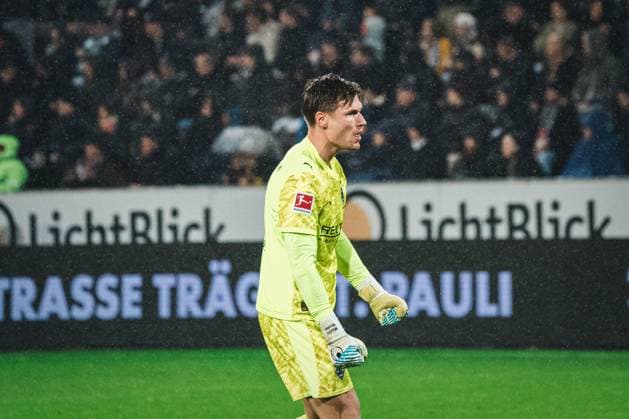 1 Bundesliga FC St Pauli Borussia Mönchengladbach, 01 11 25 Moritz Nicolas Borussia Mönchengladbach, 33 cheers Football, 1 Bundesliga 2025 2026, 9 Matchday FC St Pauli Borussia Mönchengladbach on 01 11 2025 at Millerntor Stadion, Hamburg DFB DFL REGULATIONS PROHIBIT ANY USE OF PHOTOGRAPHS AS IMAGE SEQUENCES AND OR QUASI VIDEO Copyright: xBEAUTIFULxSPORTS Tonhäuserx