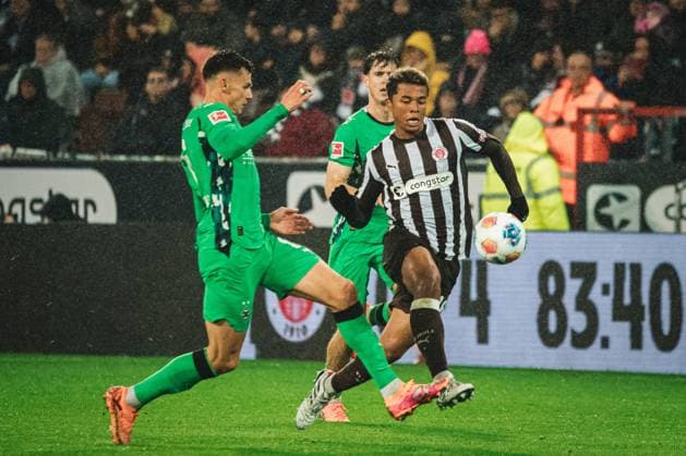 1 Bundesliga FC St Pauli Borussia Mönchengladbach, 01 11 25 Joel Chima Fujita FC St Pauli, 16 passes Football, 1 Bundesliga 2025 2026, 9 Matchday FC St Pauli Borussia Mönchengladbach on 01 11 2025 at Millerntor Stadion, Hamburg DFB DFL REGULATIONS PROHIBIT ANY USE OF PHOTOGRAPHS AS IMAGE SEQUENCES AND OR QUASI VIDEO Copyright: xBEAUTIFULxSPORTS Tonhäuserx