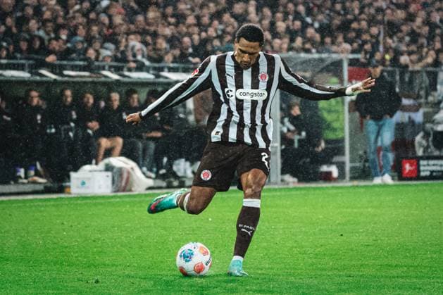 1 Bundesliga FC St Pauli Borussia Mönchengladbach, 01 11 25 Andréas Hountondji FC St Pauli, 27 flankt Fussball, 1 Bundesliga 2025 2026, 9 Matchday FC St Pauli Borussia Mönchengladbach on 01 11 2025 at Millerntor Stadion, Hamburg DFB DFL REGULATIONS PROHIBIT ANY USE OF PHOTOGRAPHS AS IMAGE SEQUENCES AND OR QUASI VIDEO Copyright: xBEAUTIFULxSPORTS Tonhäuserx