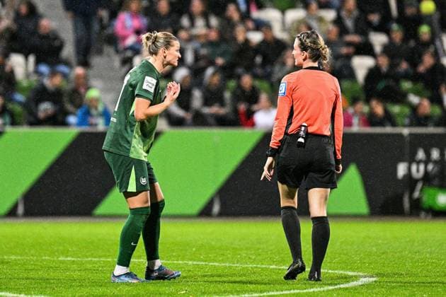 Soccer I Women I Season 2025 2026 I Bundesliga I Matchday 8 I VfL Wolfsburg TSG Hoffenheim I 01 11 2025 Need to talk to Alexandra Popp 11, VfL Wolfsburg with referee Miriam Schwermer Wolfsburg AOK Stadium Lower Saxony Germany Copyright: xLobeca InesxHähnelx