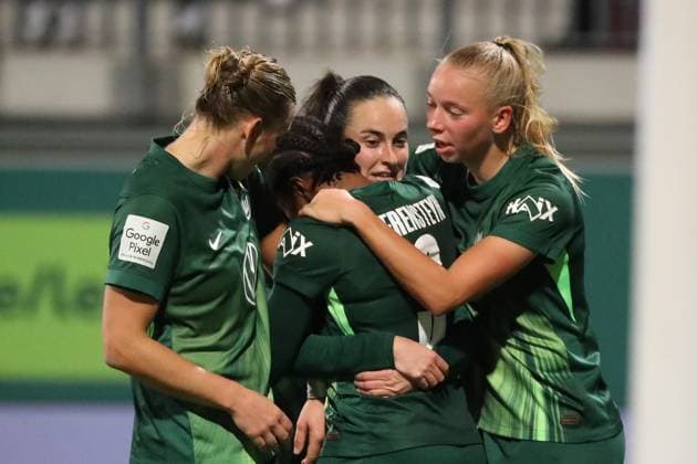 VfL Hoffenheim, BL Frauen Wolfsburg, 01 11 2025, FUßBALL VfL Wolfsburg vs TSG 1899 Hoffenheim, Google Pixel Frauen Bundesliga, Saison 2025 26 Lineth Beerensteyn VfL Wolfsburg cheers with the team after their goal to make it 1 0 Wolfsburg
