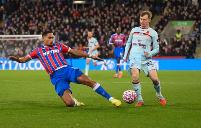 Crystal Palace v Brentford Premier League Maxence Lacroix of Crystal Palace and Keane Lewis-Potter of Brentford battle for the ball during the Premier League match at Selhurst Park, London UK Newspapers OUT Copyright: xMalcolmxFellx FIL-22447-0031