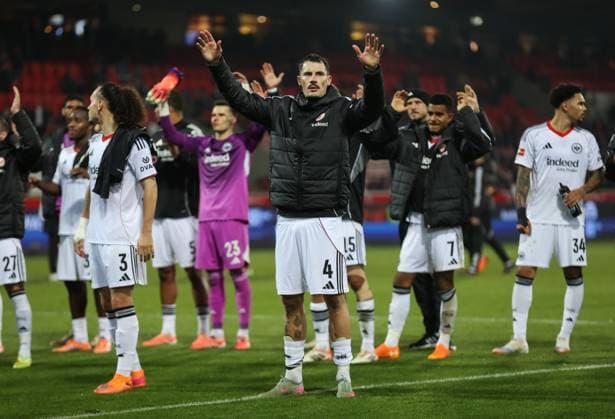 01 11 2025, Soccer Bundesliga, 1 FC Heidenheim Eintracht Frankfurt, v l , Robin Koch Eintracht Frankfurt after the match with the fans DFL DFB REGULATIONS PROHIBIT ANY USE OF PHOTOGRAPHS AS IMAGE SEQUENCES AND OR QUASI VIDEO xdcx Copyright: HMBxMedia Claus