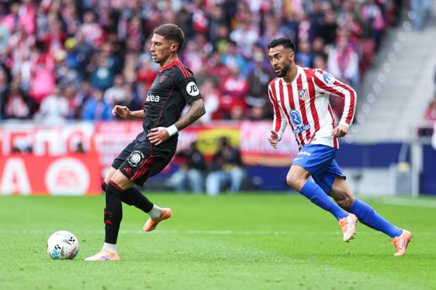 November 1, 2025, Madrid, Madrid, SPAIN: Jose Angel Carmona of Sevilla FC and Nico Gonzalez of Atletico de Madrid in action during the Spanish League, LaLiga EA Sports, football match played between Atletico de Madrid and Sevilla CF at Riyadh Air Metropolitano stadium on November 01, 2025, in Madrid, Spain. Madrid SPAIN - ZUMAa181 20251101_zaa_a181_135 Copyright: xIrinaxR.xHipolitox