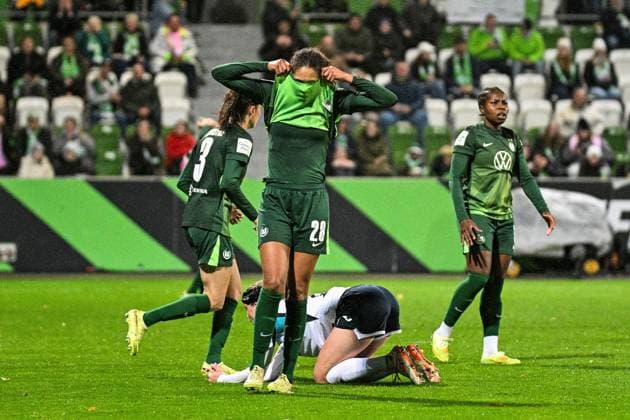 Soccer I Women I Season 2025 2026 I Bundesliga I Matchday 8 I VfL Wolfsburg TSG Hoffenheim I 01 11 2025 Cora Zicai 28, VfL Wolfsburg pulls the jersey in front of her face after a missed goal chance Wolfsburg AOK Stadium Lower Saxony Germany Copyright: xLobeca InesxHähnelx