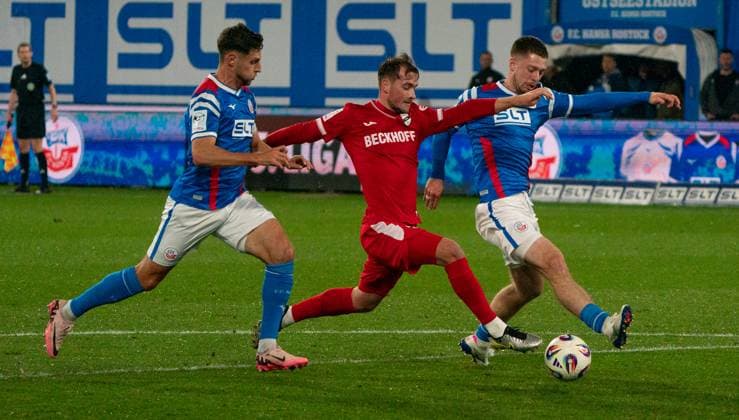1 11 2025, Soccer, GER, Men, 3 League, DFL, Matchday 13, FC Hansa Rostock SC Verl Marco Schuster FC Hansa Rostock, left and Jonas Dirkner FC Hansa Rostock, right against Yari Otto SC Verl, center Rostock Ostseestadion Mecklenburg Vorpommern Germany
