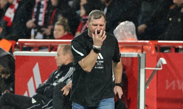 Coach Steffen Baumgart unhappy with referee Sören Storks Sport Fußball Fußball Bundesliga Herren DFL 9 Spieltag Saison 2025 2026 01 11 2025 1 FC Union Berlin FCU vs SC Freiburg SCF DFL regulations prohibit any use of photographs as image sequences and or quasi video