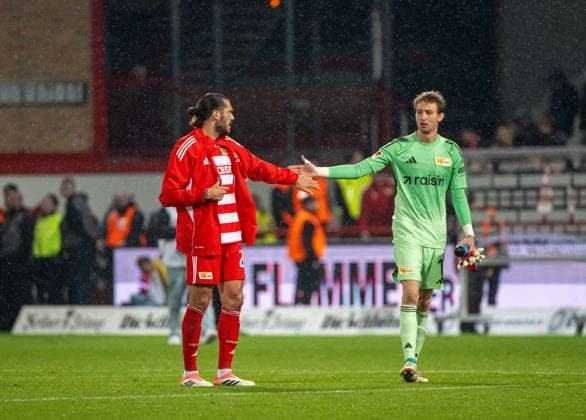 Soccer, Men, Season 2025 2026, 1 Bundesliga 9 Matchday , 1 FC Union Berlin SC Freiburg, f l Christopher Trimmel 1 FC Union , Goalkeeper Frederik Rönnow 1 FC Union , Disappointment after final whistle, 01 11 2025, Copyright: xMatthiasxKochx