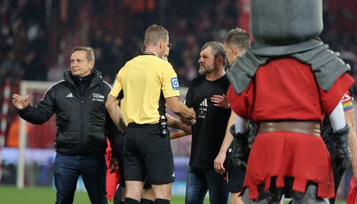 Sports director Horst Heldt, coach Steffen Baumgart talk to referee Sören Storks after the match Sport Football Soccer Bundesliga Men DFL 9 Matchday Season 2025 2026 01 11 2025 1 FC Union Berlin FCU vs SC Freiburg SCF DFL regulations prohibit any use of photographs as image sequences and or quasi video