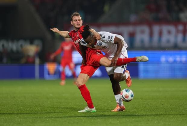 01 11 2025, Football Bundesliga, 1 FC Heidenheim Eintracht Frankfurt, v l , Tim Siersleben 1 FC Heidenheim , Michy Batshuayi Eintracht Frankfurt DFL DFB REGULATIONS PROHIBIT ANY USE OF PHOTOGRAPHS AS IMAGE SEQUENCES AND OR QUASI VIDEO xdcx Copyright: HMBxMedia Claus
