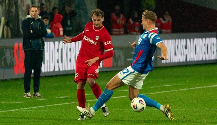 1 11 2025, Soccer, GER, Men, 3 League, DFL, Matchday 13, FC Hansa Rostock SC Verl Yari Otto SC Verl, left against Florian Carstens FC Hansa Rostock, right Rostock Ostseestadion Mecklenburg Vorpommern Germany