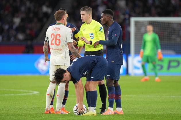 Paris Saint-Germain FC v OGC Nice - Ligue 1 McDonald s 2025 2026 Francois LETEXIER (ARBITRE) during the Ligue 1 McDonald s match between Paris Saint-Germain FC and OGC Nice at Parc des Princes on November 1, 2025 in Paris, France. Paris France  Copyright: xFEPx 776348189
