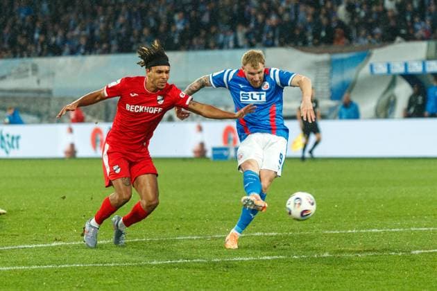 left Joshua Eze Verl vs Andreas Voglsammer Rostock GER, FC Hansa Rostock vs SC Verl, Soccer, Men, 3 Liga, Matchday 13, Season 2025 2026, 01 11 2025 Rostock Ostseestadion Mecklenburg Vorpommern Germany
