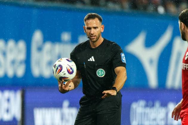 Referee Leonidas Exuzidis GER, FC Hansa Rostock vs SC Verl, Football, Men, 3 Liga, Matchday 13, Season 2025 2026, 01 11 2025 Rostock Ostseestadion Mecklenburg Vorpommern Germany